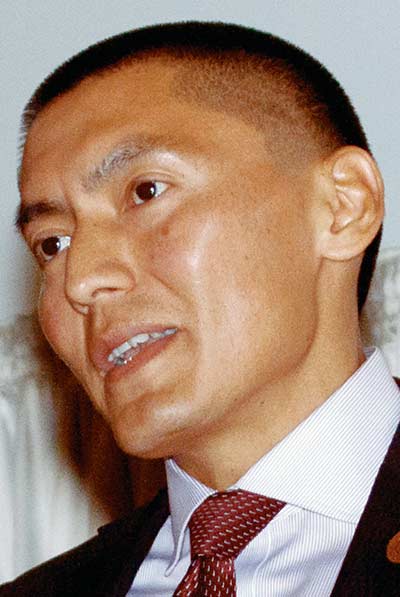 Begay changes parties