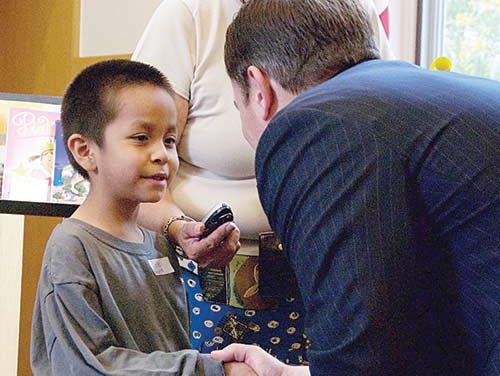 Puente de Hózhǫ́ students host Ducey