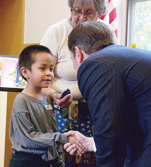 Puente de Hózhǫ́ students host Ducey