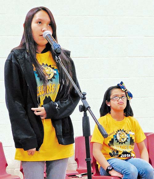 Newcomb girl credits ʻtiger momʼ for bee win