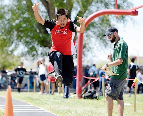 State qualification bids up for grabs at district meets