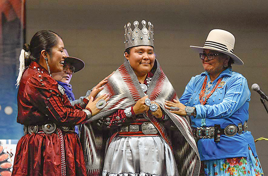 Former Naabeehó Bich’eekį’ titleholders share memories at coronation night