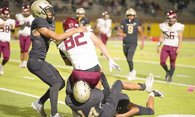 Winslow stays unbeaten in 3A North: Bulldogs capitalize on turnovers in 27-0 win over Chinle
