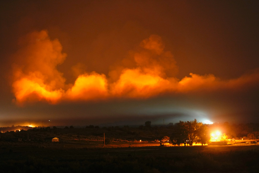 Oak Ridge Fire burns 9,846 acres as crews battle shifting winds, forcing evacuations